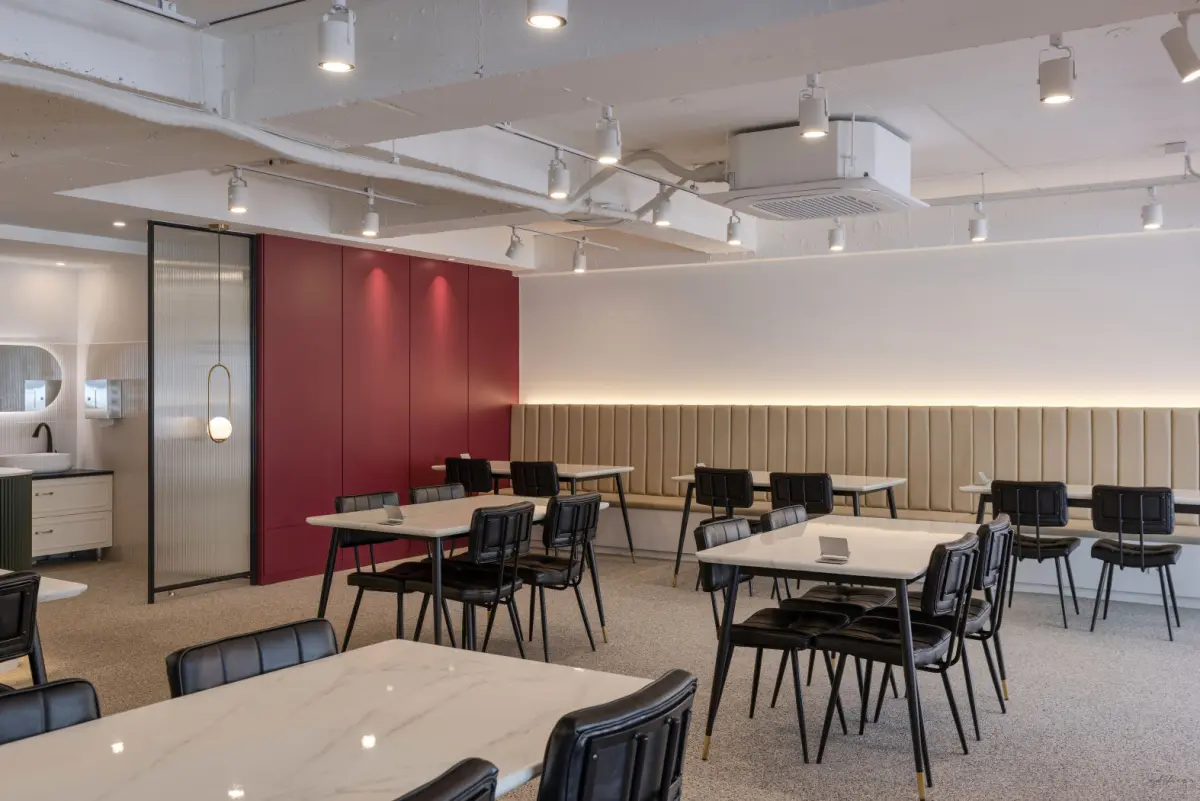 HAOPING, 버건디 포인트가 돋보이는 모던 다이닝